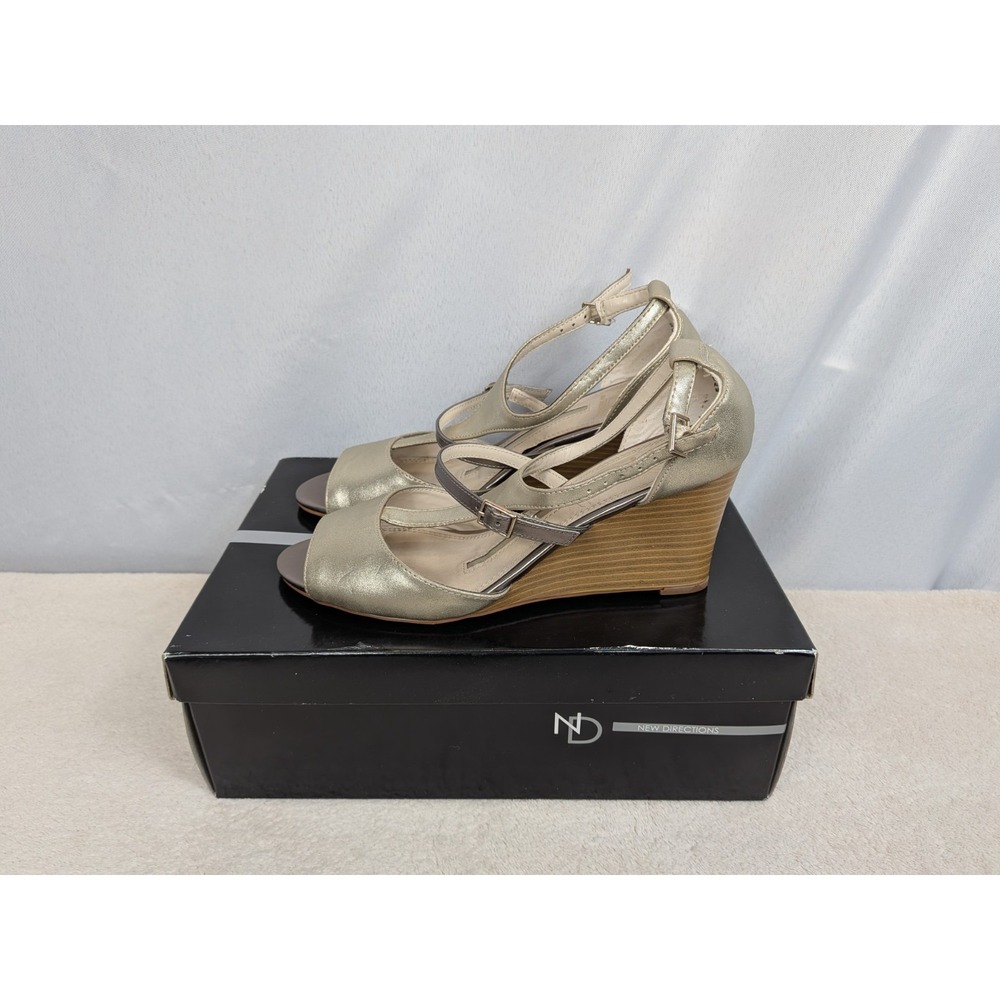 New Directions Wedge Sandals Size 8.5 M‎ Gold Metallic Tammie T-Strap With Box